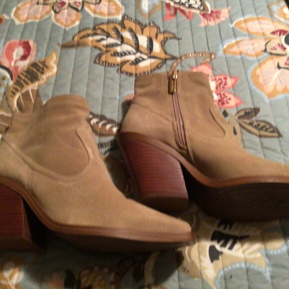Vince Camuto "Amtinda" Tan Suede Pointed Toe Western Style Boots Women size 8.5 - Picture 2 of 6